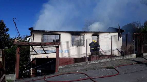 Irmão da criança, de 4 anos, e idoso estavam no imóvel, mas conseguiram sair. Casa de construção mista, no Bairro São Caetano, pegou 

fogo pouco antes das 14h