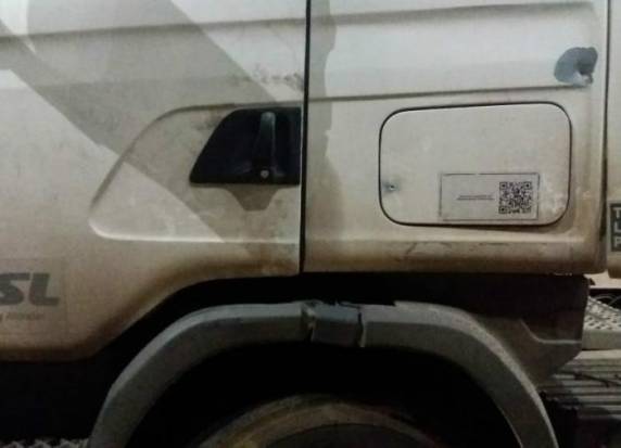 Motorista relatou aos policiais que, após ouvir três disparos de arma de fogo, foi perseguido por uma picape Saveiro com três homens na carroceria