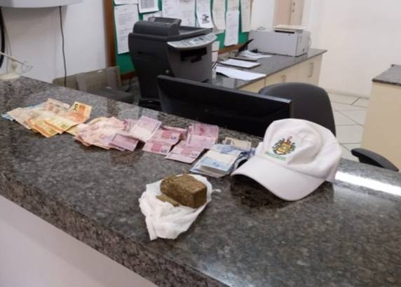 Dirigindo na contra 

mão homem tentou fugir da Brigada Militar, mas foi preso em flagrante por tráfico de droga