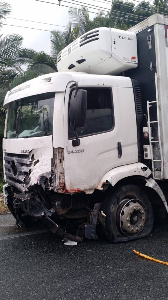 Batida ocorreu na SC-108, por volta das 14h. Vítimas estavam num Celta