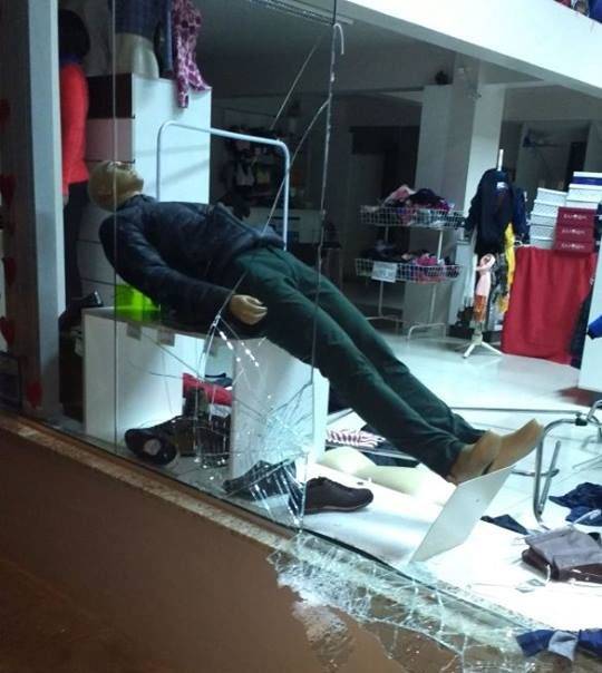 Cerca de 200 peças de roupas, principalmente casacos, foram furtados do local, causando grande prejuízo