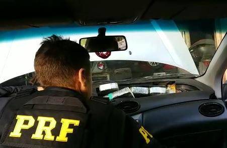 Agentes desconfiaram da história contada pelo motorista e decidiram revistar o veículo