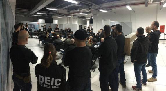 Ex-prefeito de Penha Evandro Eredes dos Navegantes, o ex-secretário de Saúde do município 

Cleybi Darossi e outros 15 foram presos temporariamente