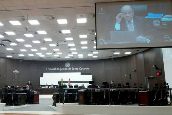 Eduardo Mattos Gallo Júnior respondia a quatro infrações. Ele vai receber aposentadoria 

proporcional ao tempo de serviço.