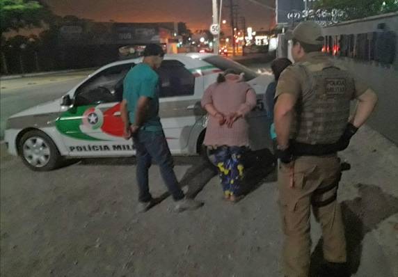 Caso ocorreu em Navegantes. Policiais aprenderam crack, dinheiro e munição em duas residências
