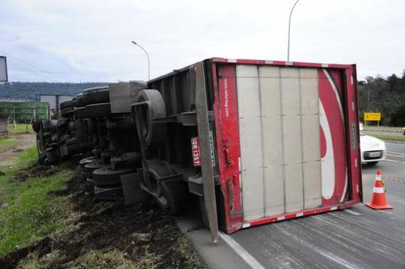 Acidente ocorreu em Novo Hamburgo, no início da manhã desta segunda-feira (30)