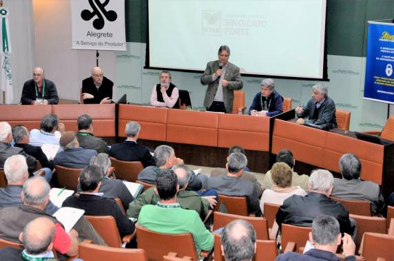 O presidente do Sindicato Rural de Três de Maio, Moacir 

Trevisan, e o funcionário Julio Teipel estiveram presentes. O objetivo do evento foi criar um momento de discussão na busca de alternativas para viabilizar as atividades dos sindicatos