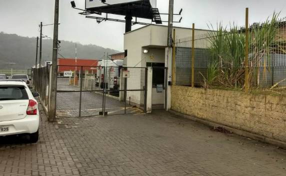 Foram levadas centenas de mercadorias que estavam em dois caminhões, entre elas, 200 televisões