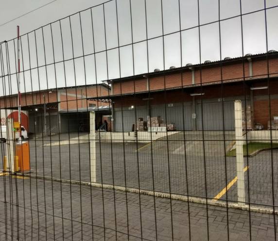 Foram levadas centenas de mercadorias que estavam em dois caminhões, entre elas, 200 televisões