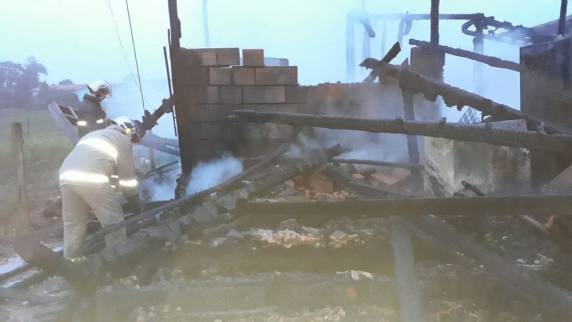 Bombeiros Voluntários usaram quase 10 mil litros de água para apagar as chamas e fazer o rescaldo