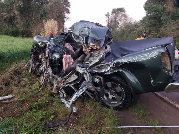 Colisão entre carro e ônibus ocorreu por volta das 6h em rodovia de Rondinha, norte do RS