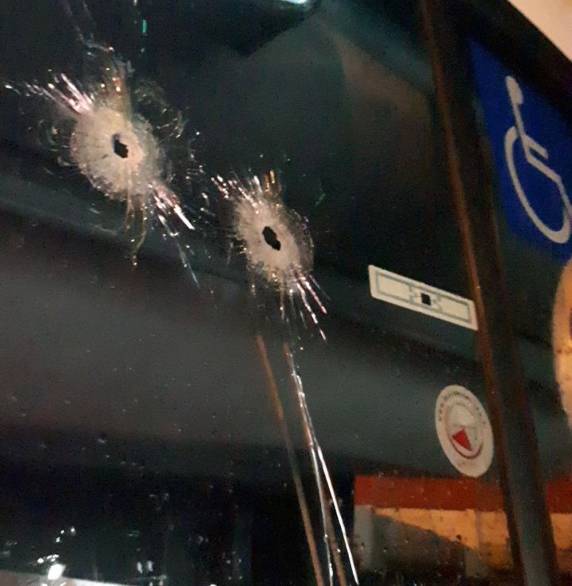 Situação aconteceu na BR-376 em Tijucas do Sul na noite de quarta-feira (26). Duas pessoas ficaram feridas, sem gravidade