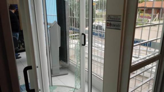 Os assaltantes levaram três vigilantes e um cliente no momento da fuga