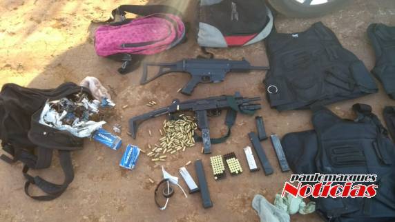 Dentre o armamento apreendido, estavam duas submetralhadoras