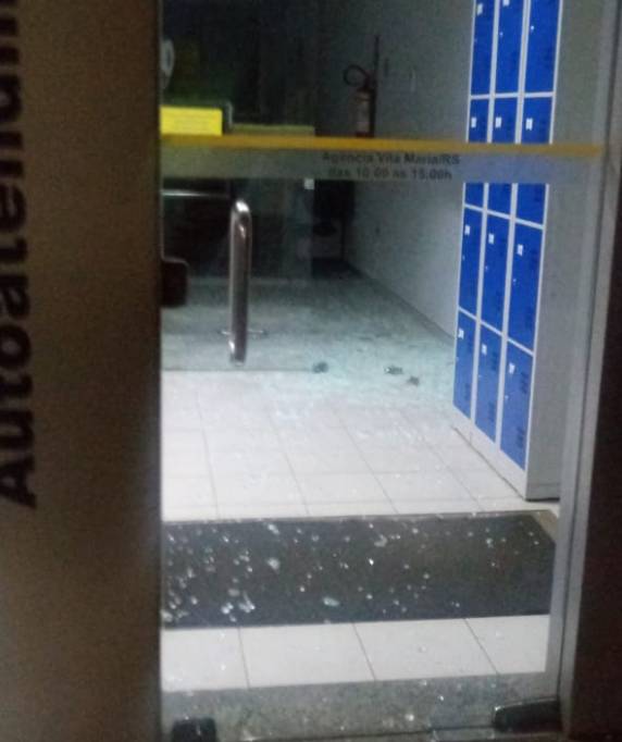Homem chegou a ser rendido pelos bandidos, mas foi liberado e chamou a polícia