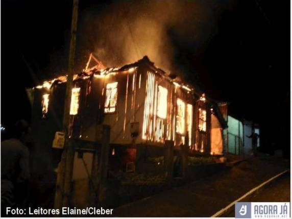 Sinistro foi constatado por volta das 3h45, casa de madeira foi consumida pelo fogo