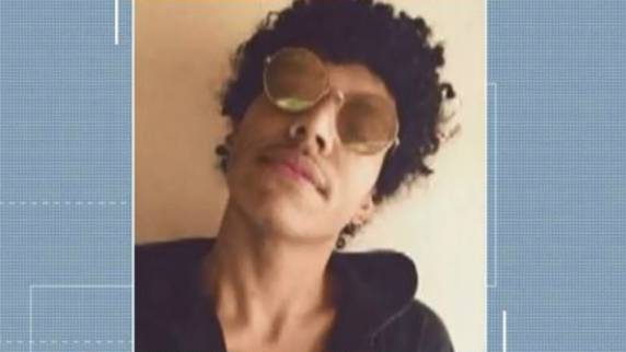Gabriel Batista de Souza, de 21 anos, foi esfaqueado na madrugada de quinta (1º) no bairro Periolo; mãe acredita que filho foi morto por ser gay