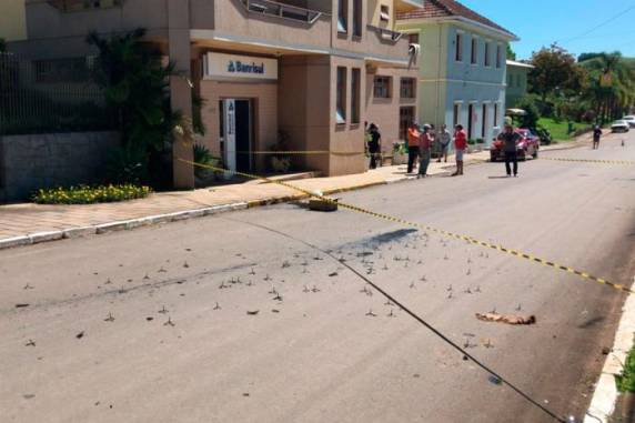 Bancos de quatro municípios foram alvo dos ladrões nesta quinta-feira (8), três durante a madrugada
