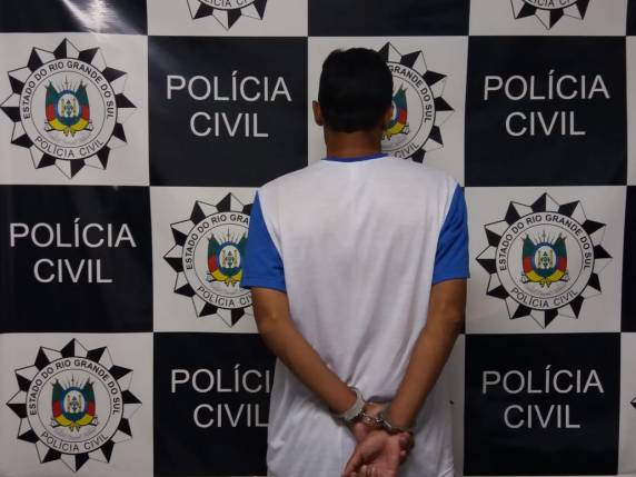 Os policiais encontraram mais de duas mil fotos de menores em posições eróticas no celular do investigado, que admitiu os crimes