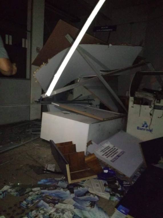 Policiais formaram barreiras no entorno do município em busca dos criminosos