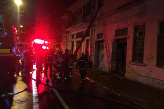 Bombeiros seguem trabalho no local
