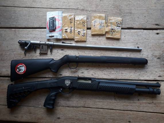 Abordagem ocorreu neste sábado (1°), na MS-156, perto de Caarapó (MS). Homem vai responder por tráfico de drogas e contrabando de arma de fogo, segundo a polícia