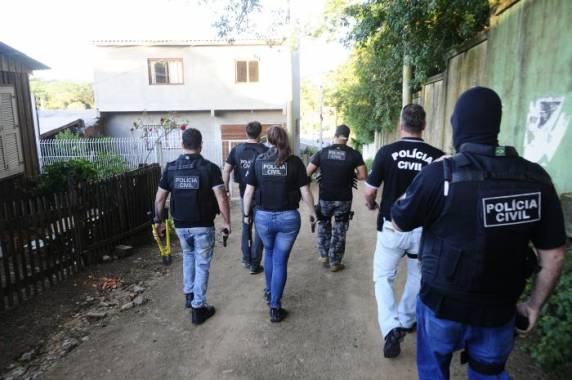 Operação foi deflagrada na manhã desta terça-feira em oito bairros de Viamão