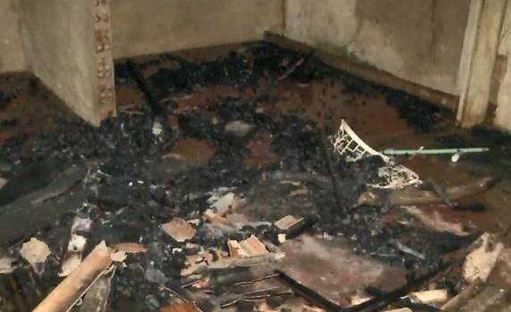 Após ninguém atender seu pedido, a idosa resolveu colocar fogo na própria casa para expulsar alguns amigos