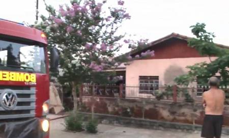 Após ninguém atender seu pedido, a idosa resolveu colocar fogo na própria casa para expulsar alguns amigos