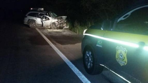 Mortos são uma idosa de 79 anos e um jovem de 21 que estavam em dois carros que colidiram de frente