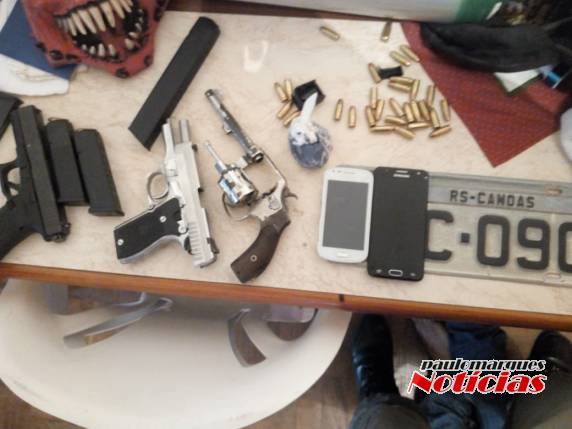 Elementos portavam armas e munições