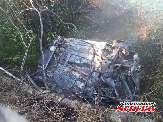 Corpo de Bombeiros contiveram as chamas, mas veículo ficou destruído