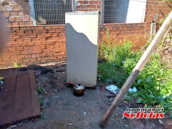 A panela foi esquecida cozinhando alimento no fogão a gás