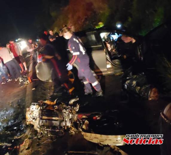 Veículos Cruze e S 10 colidiram frontalmente nesta madrugada