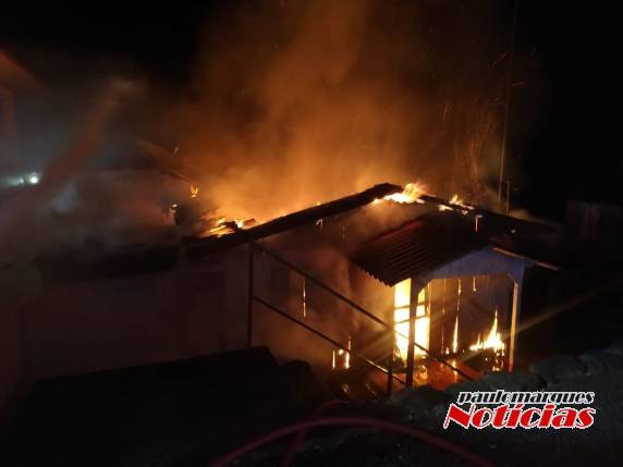 Bombeiros combateram o incêndio que poderia ter atingido outras casas próximas