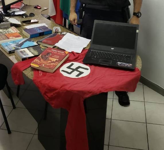 Ele vai responder por apologia ao nazismo, cuja pena é de reclusão de um a três anos. Caso aconteceu em São José, na Grande Florianópolis
