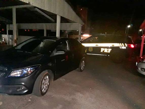 O carro, que havia sido roubado em Viamão, foi recuperado em Sarandi, rodando com documentos e placas falsificados