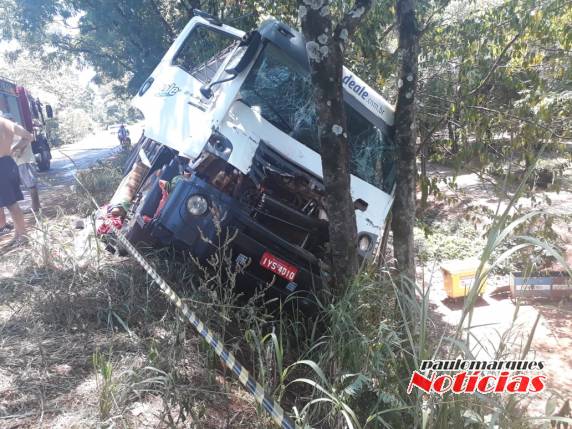 Acidente envolveu dois caminhões no quebra-molas localizado no Bairro Carolina