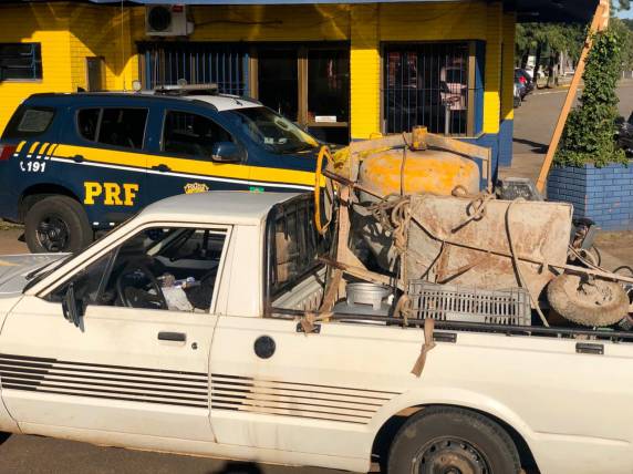 Dois traficantes foram presos transportando o botijão com drogas em uma caminhonete