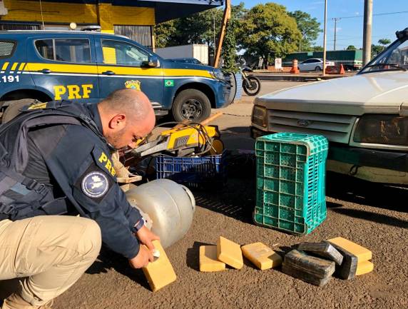 Dois traficantes foram presos transportando o botijão com drogas em uma caminhonete