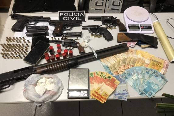 Quatro indivíduos estavam no local, sendo um deles foragido do sistema prisional e investigado pela prática de homicídios na cidade
