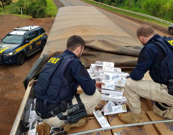 O condutor da carreta fugiu após perceber que o veículo que fazia sua escolta havia sido interceptado pelos policiais. Ele abandonou a carreta que transportava uma carga avaliada em quase 2 milhões de reais