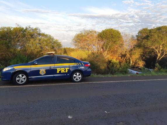 A condutora perdeu o controle da direção vindo a sair da pista e colidir em uma árvore