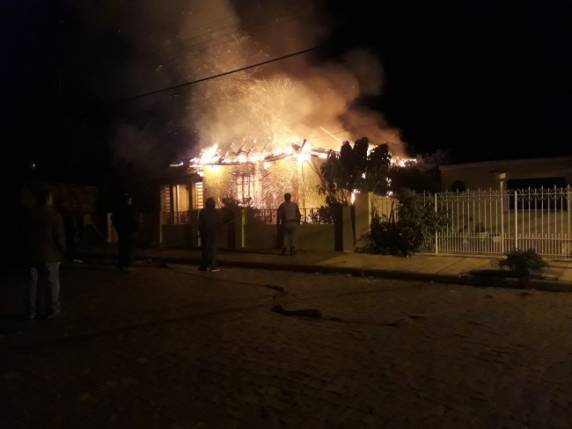 Casa totalmente consumida pelas chamas