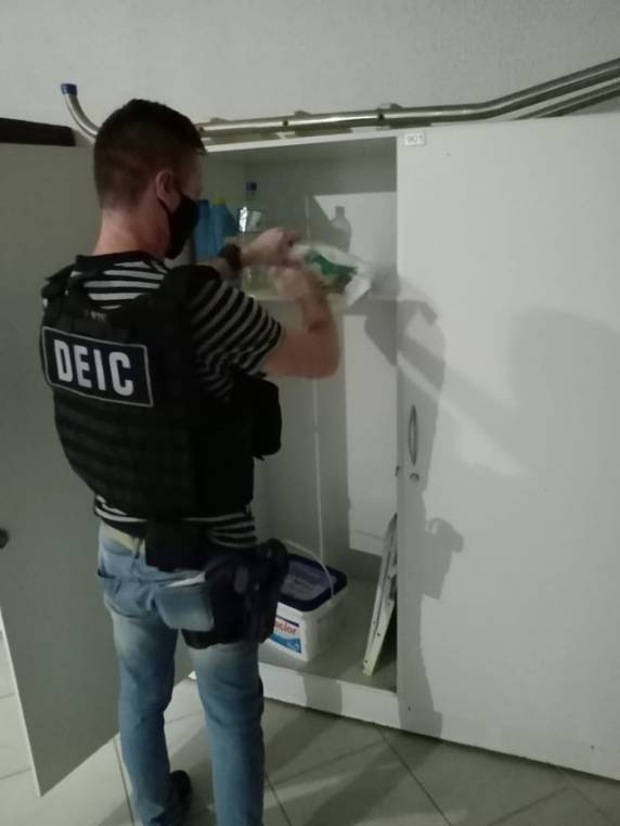 Em Santa Catarina, polícia cumpriu mandados de busca em três apartamentos de luxo no Litoral Norte. Operação investiga líderes de duas organizações criminosas que atuam em SC e no RS