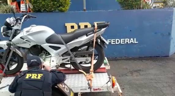 Eles haviam comprado a motocicleta e, quando descobriram que ela era furtada, resolveram entregá-la para a polícia