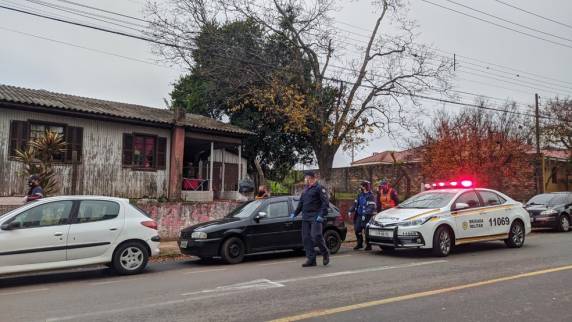 Menino foi liberado por volta das 15h20. Segundo a Polícia Civil, suspeito teria fugido de uma abordagem e entrado armado com uma faca em uma residência no bairro Vera Cruz