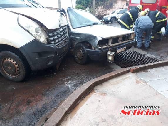 Veículos colidiram na esquina da Zuse Peças