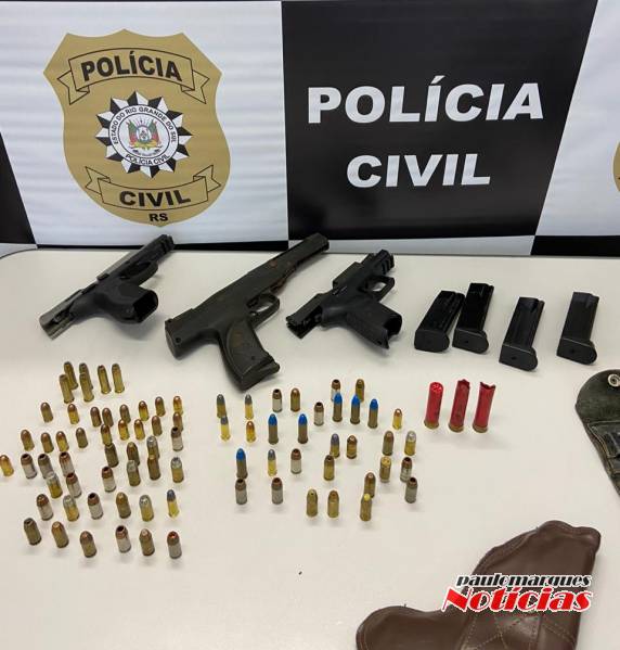 Foram apreendidos duas pistolas e 85 munições sem procedência, que estavam dentro de uma caminhoneta