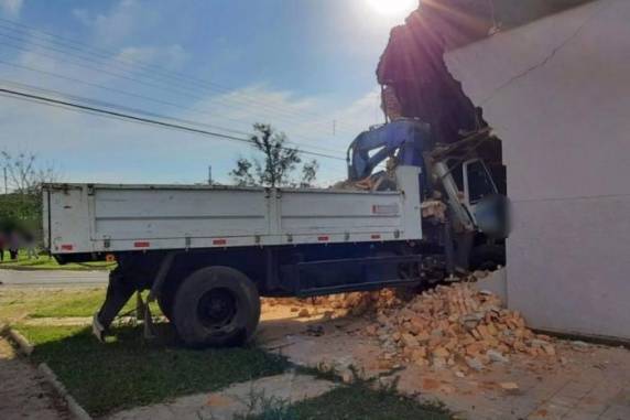 Não havia pessoas dentro do veículo e os moradores da casa encontravam-se em outra peça no momento do acidente
